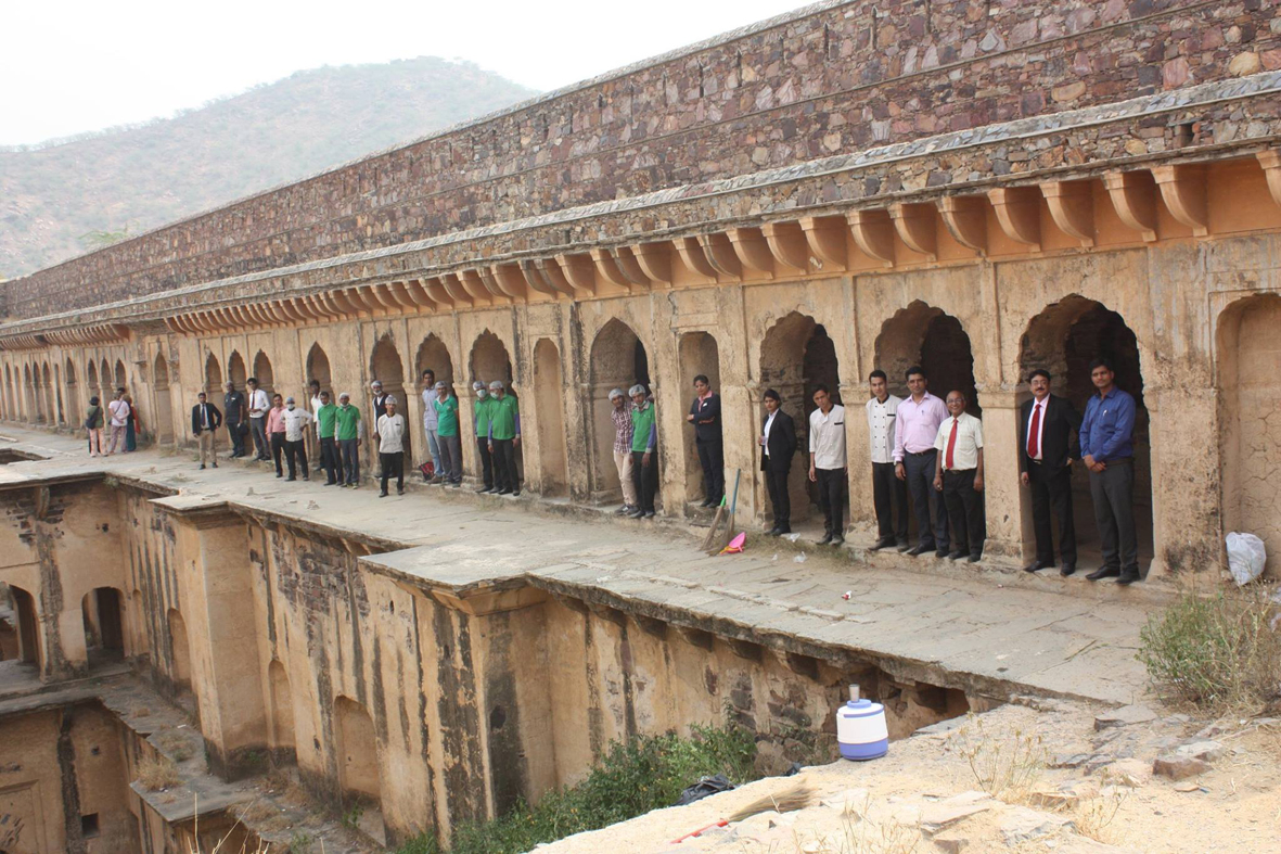 Ramada-Neemrana-Wyndham-Green-Initiative-Cleaning-at--Rani-Ki-Baoli-3